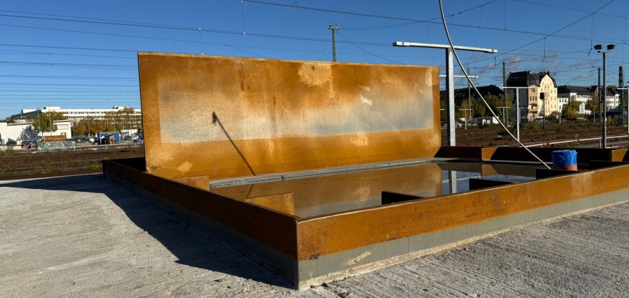 Die Fundamente für die demnächst einzuhebenden V-Pfeiler sind bereits auf beiden Seiten gegossen worden. Die Fundamente für die demnächst einzuhebenden V-Pfeiler sind bereits auf beiden Seiten gegossen worden.