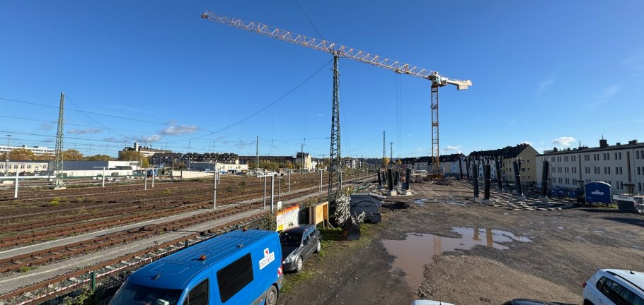 Die Bauarbeiten für die neue Geh- und Radwegbrücke zwischen den beiden Stadtteilen Rauental und Goldgrube liegen im Zeitplan. Die Bauarbeiten für die neue Geh- und Radwegbrücke zwischen den beiden Stadtteilen Rauental und Goldgrube liegen im Zeitplan.