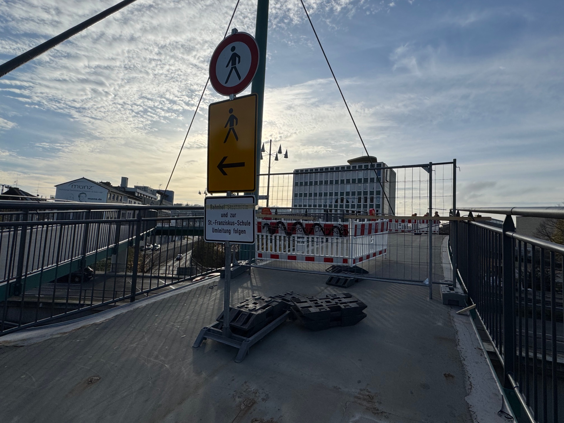 Derzeit wird die Fußgängerbrücke am Moselring instandgesetzt. 
