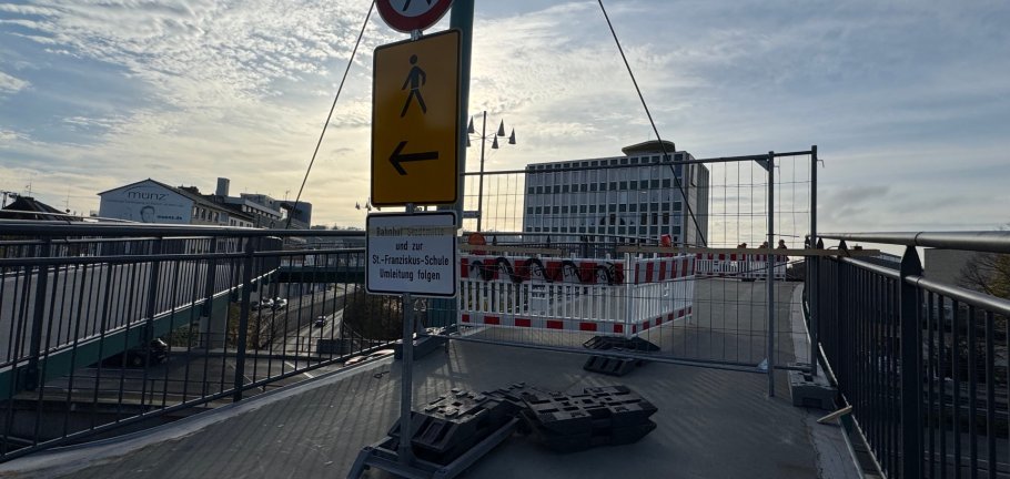Derzeit wird die Fußgängerbrücke am Moselring instandgesetzt. Derzeit wird die Fußgängerbrücke am Moselring instandgesetzt.