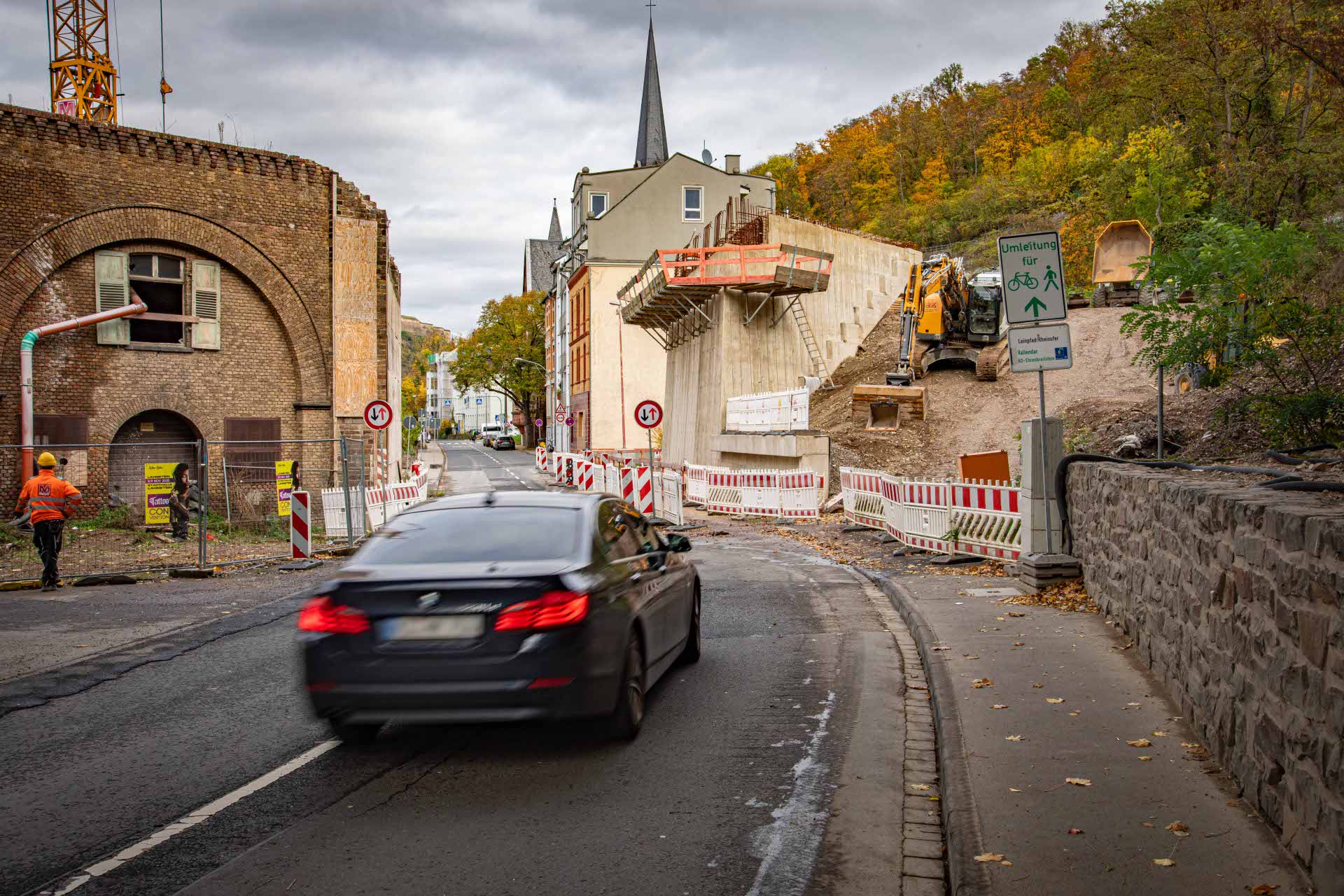 Die Emser Straße muss im Bereich der Brückenstraße aufgrund von notwendigen Arbeiten für die neue Pfaffendorfer Brücke bis in den Dezember hinein gesperrt werden.