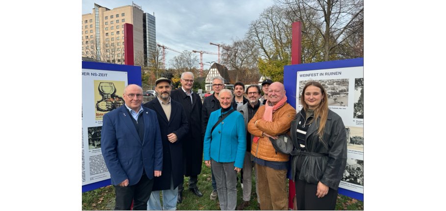 Viele Personen stehen vor Ausstellungstafeln.