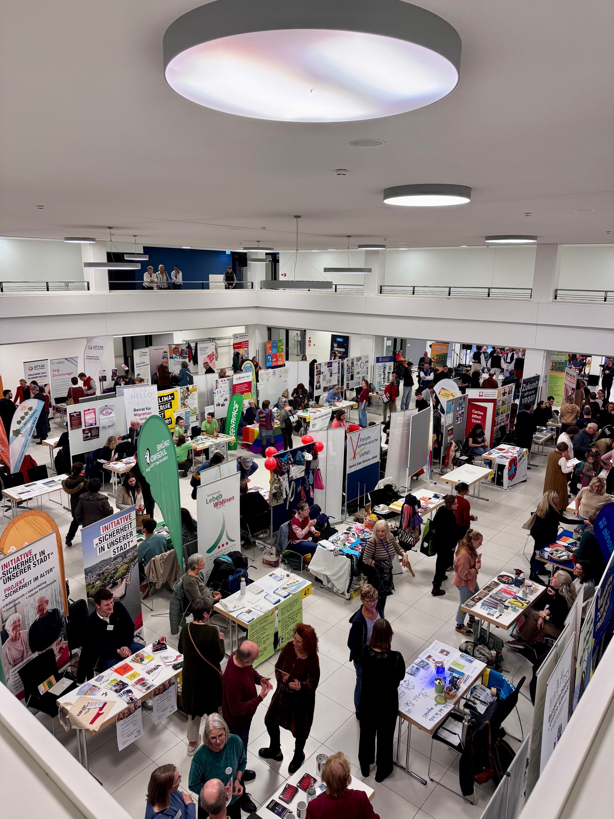 Blick auf die vielen Stände in einer Halle.