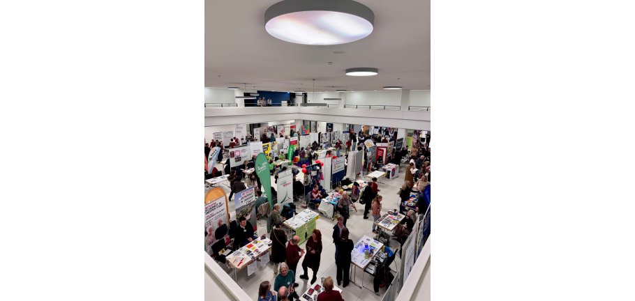 Blick auf die vielen Stände in einer Halle.