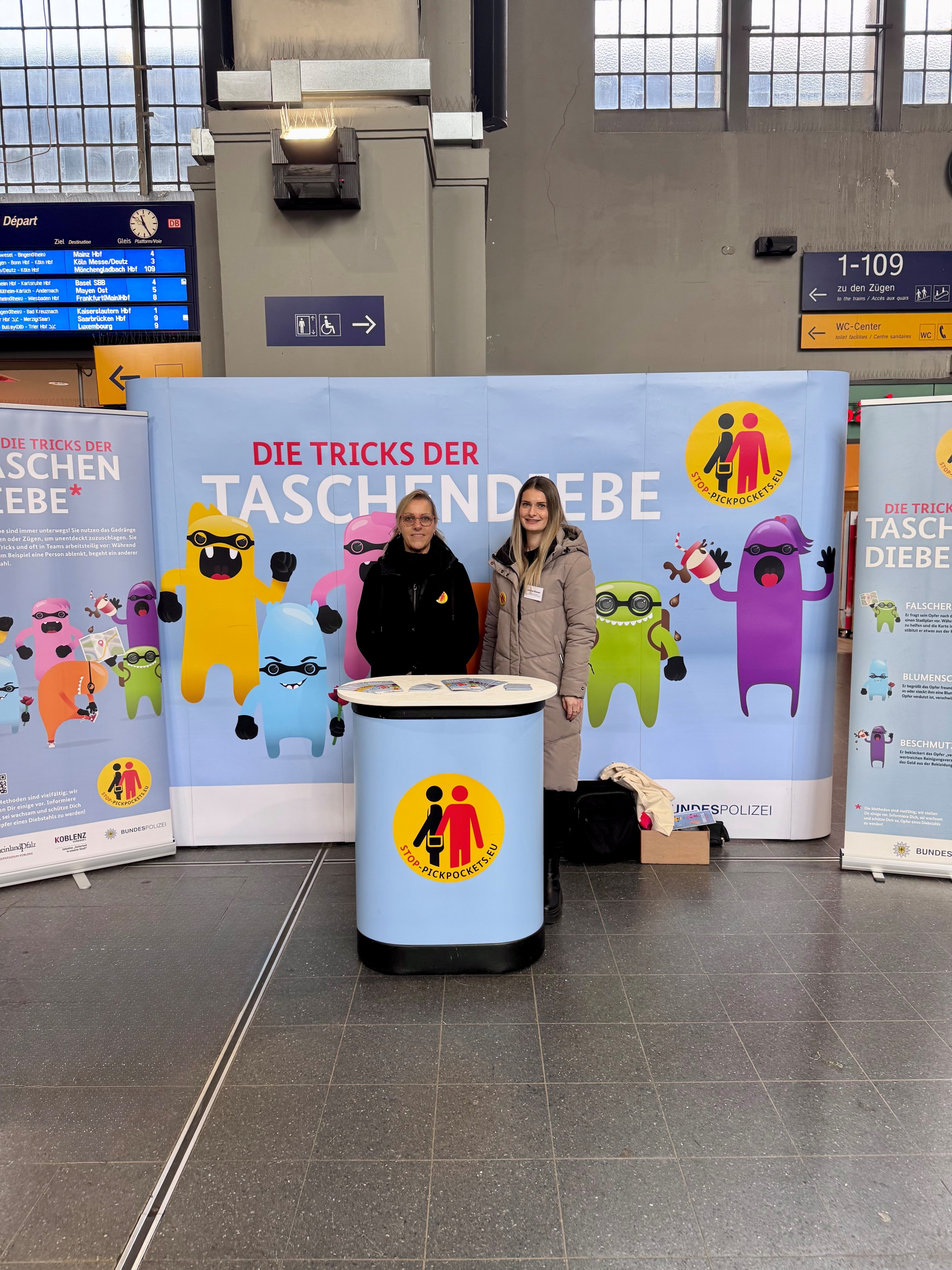 Zwei Frauen in einem Infostand.
