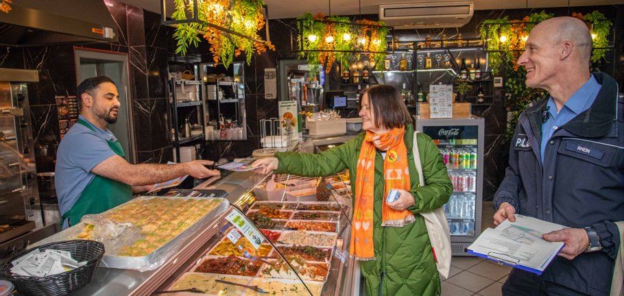 Zwei Personen besprechen sich in einem Laden mit dem Personal.