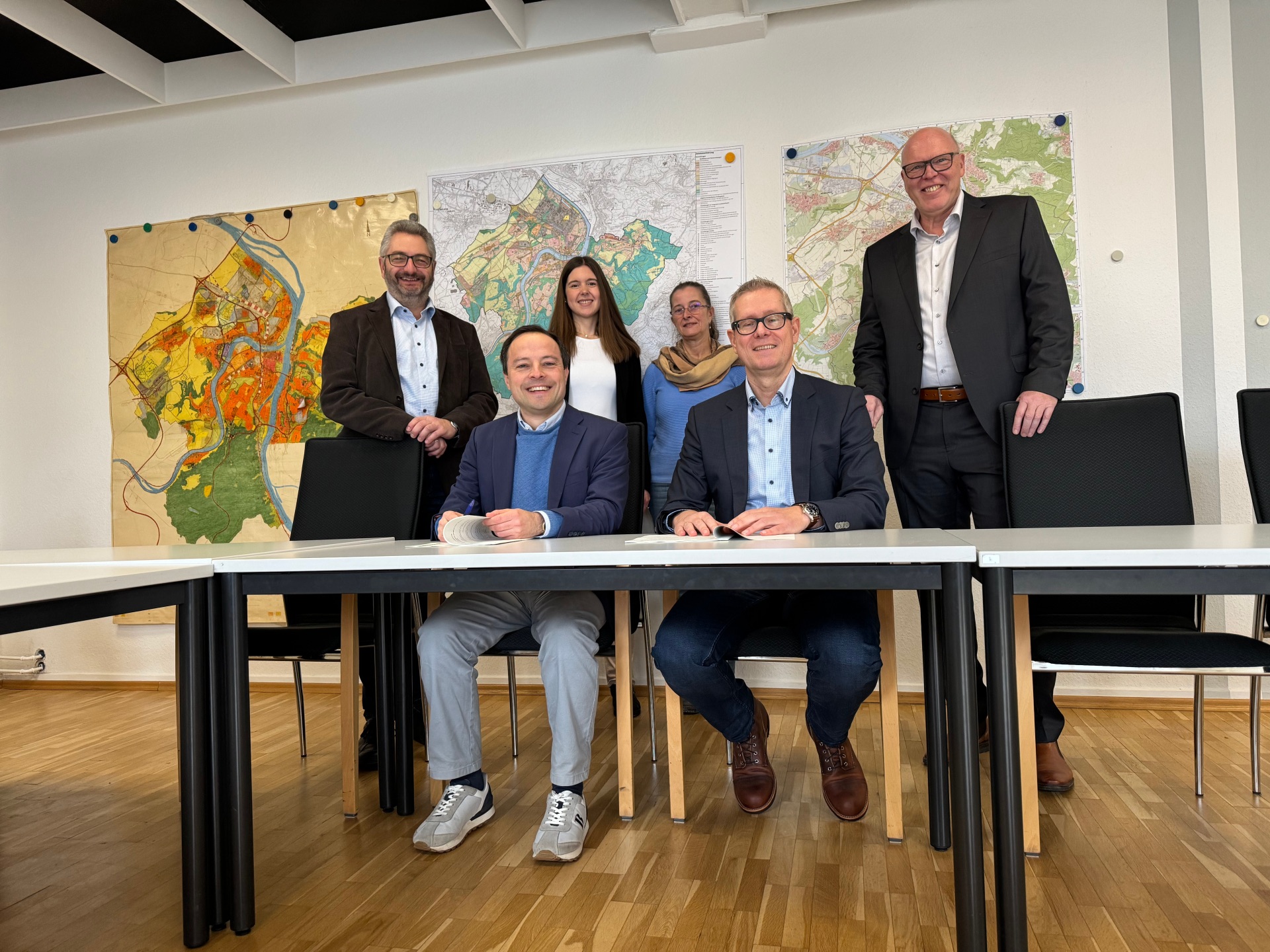 Von links unten Baudezernent Prof. Dr. Andreas Lukas, Markus Gerhards, Direktor der Niederlassung West der Autobah GmbH des Bundes Von Links oben Dr.-Ing. Kai Mifka, Leiter Tiefbauamt Stadt Koblenz, Luisa Heinemann, Tiefbauamt Stadt Koblenz, Anja May, Tiefbauamt Stadt Koblenz, Matthias Hannappel, Leiter der Außenstelle Montabaur Autobahn GmbH West.  