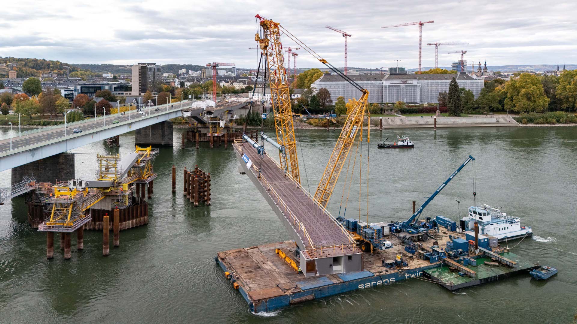 Der Einhub der Brückenbauteile im Oktober 2025 aus der Vogelperspektive.