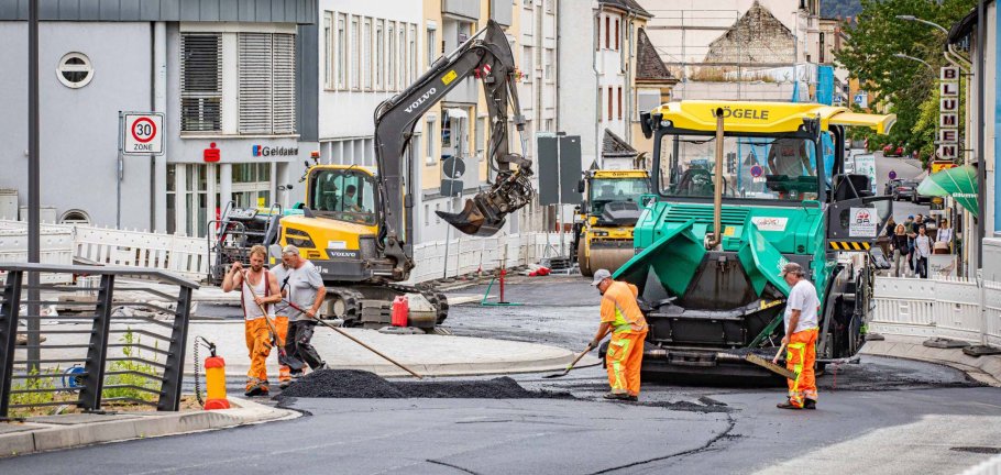 Im September konnte die fertiggestellte Südrampe an der Pfaffendorfer Brücke und der neue Kreisverkehr in der Emser Straße asphaltiert werden. 