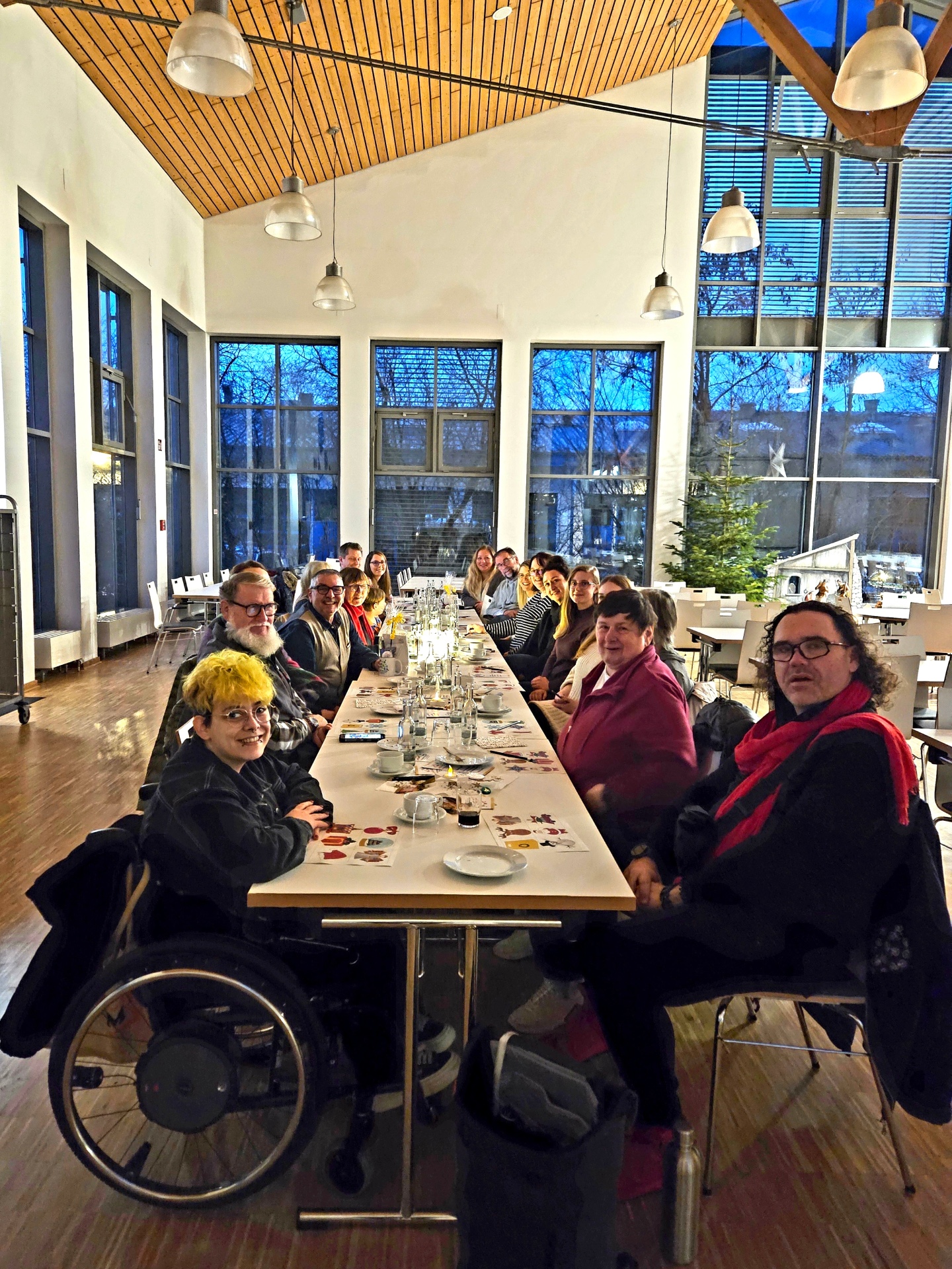 Viele Menschen an einer langen Tafel.