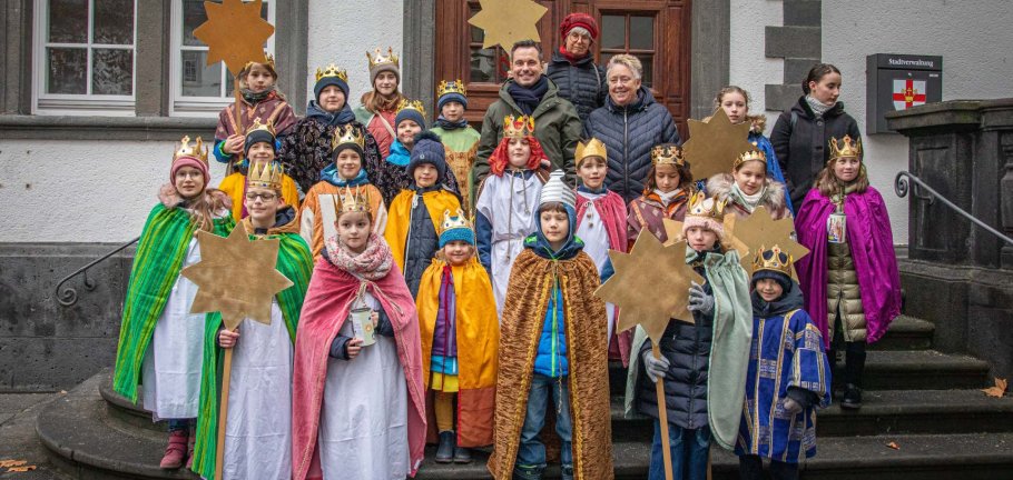 Eine liebgewonnene Tradition: Eine Abordnung von Sternsingerinnen und Sternsingern aus Koblenz besuchen das Rathaus, wo sie von Oberbürgermeister David Langner und Bürgermeisterin Ulrike Mohrs empfangen werden.