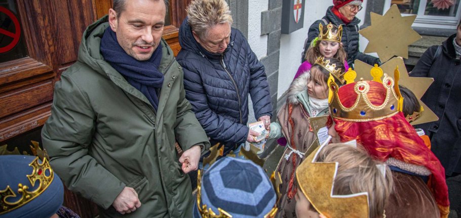 Oberbürgermeister David Langner (links) und Bürgermeisterin Ulrike Mohrs (rechts) ließen es sich auch nicht nehmen, den Sternsingern eine Spende zu überreichen.