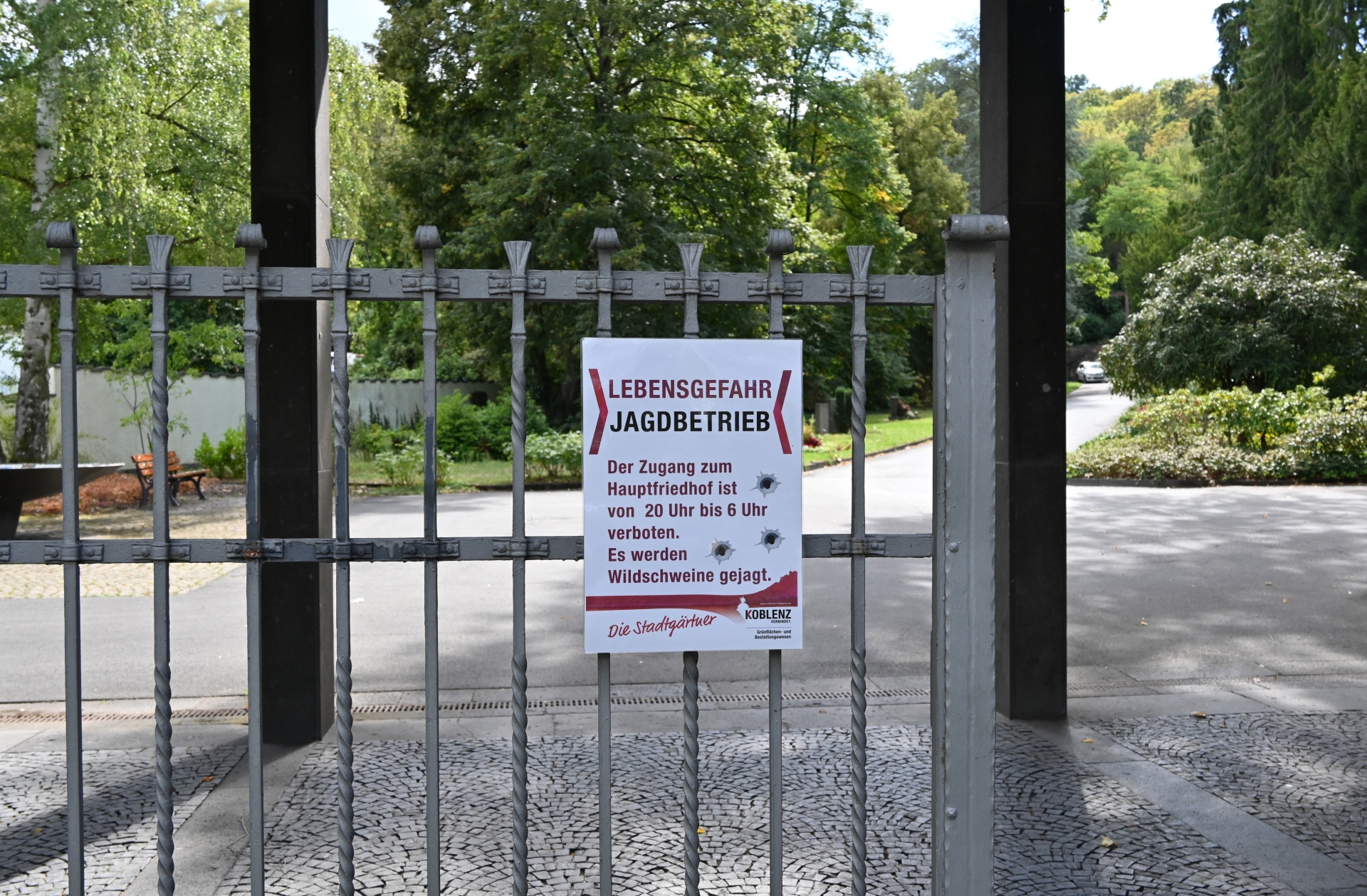 Ein Warnhinweis hängt an einem Tor.