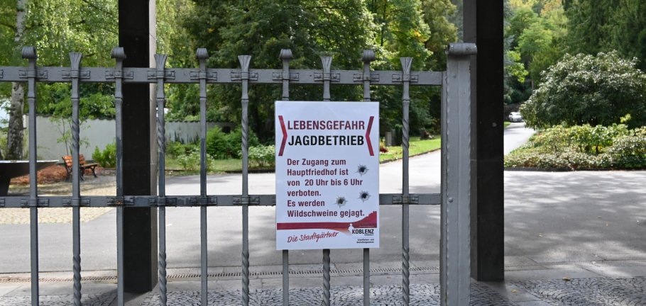 Ein Warnhinweis hängt an einem Tor.