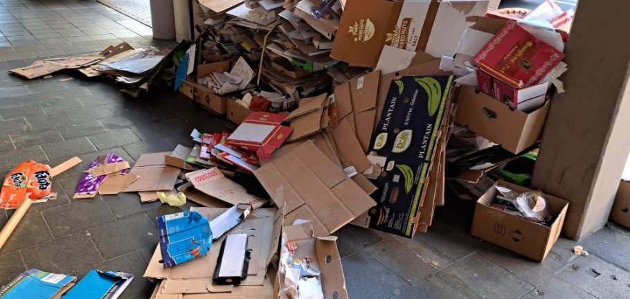 Zur Abfuhr bereitgestelltes Altpapier in der Altstadt. In diesem Fall wurde es nicht ordentlich gebündelt und hat sich dadurch auf dem Bürgersteig verteilt Zur Abfuhr bereitgestelltes Altpapier in der Altstadt. In diesem Fall wurde es nicht ordentlich gebündelt und hat sich dadurch auf dem Bürgersteig verteilt