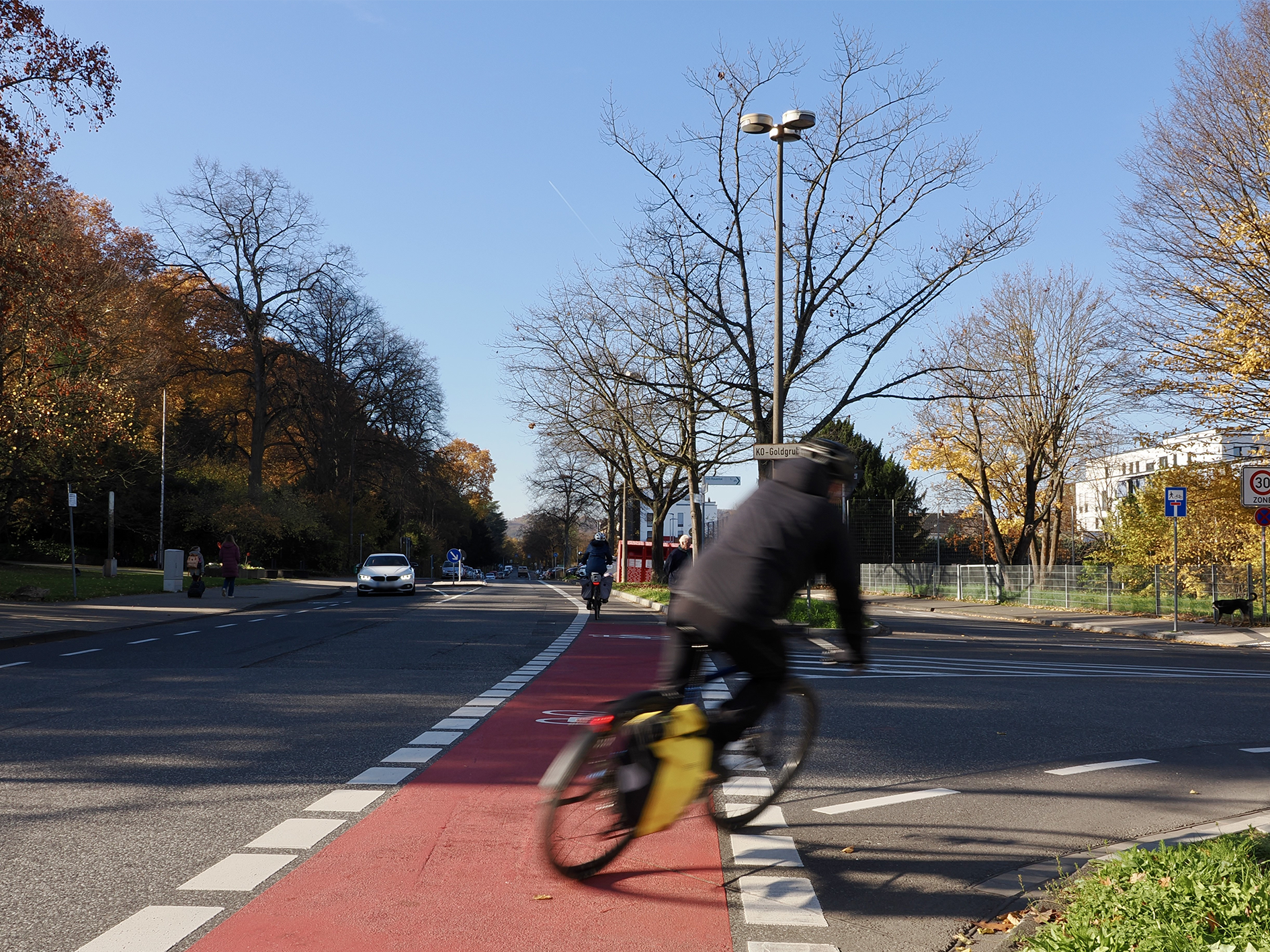 Zur Erhöhung der Aufmerksamkeit wurden in der Beatusstraße diverse Bereiche rot eingefärbt, wie hier an der Einmündung zur Lindenstraße.