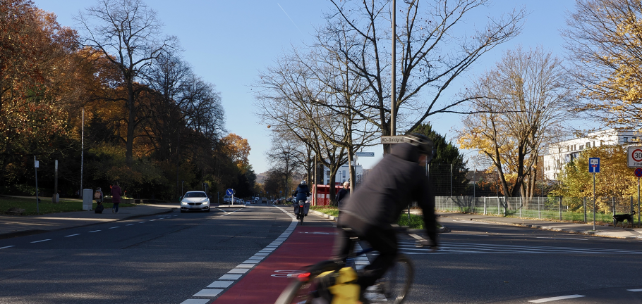 Zur Erhöhung der Aufmerksamkeit wurden in der Beatusstraße diverse Bereiche rot eingefärbt, wie hier an der Einmündung zur Lindenstraße. Zur Erhöhung der Aufmerksamkeit wurden in der Beatusstraße diverse Bereiche rot eingefärbt, wie hier an der Einmündung zur Lindenstraße.