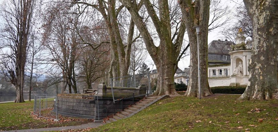 Die Arbeiten am Balkon vor dem Kaiserin-Augusta-Denkmal gehen im Mai weiter.