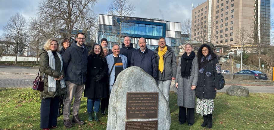 Die Gruppe besucht den Gedenkstein für Valéry Giscard d’Estaing in den Rheinanlagen.v. l. n. r.: Natascha Cali, Ilona von Oppel, Hubertus Hacke-Dietze, Muriel Marty, Colette Meunier, Pascal Holstegge, Richard Bartolo, Mario Neuneier, Louis Giscard d’Estaing, David Hennchen, Rebekka Jachmig, Sabrine Hajri