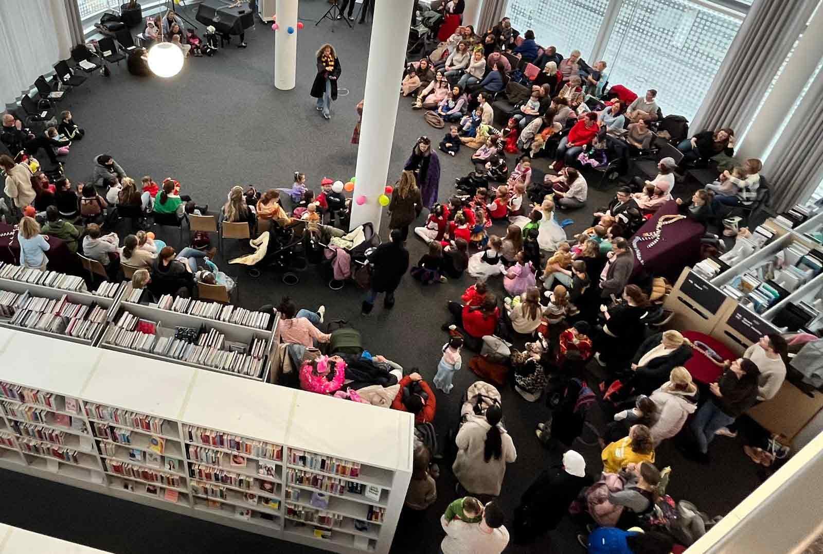 In der Stadtbibliothek Koblenz fand eine lustige Karnevals-Vorlesestunde für Kinder statt.