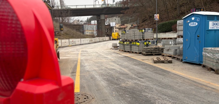 Die Arbeiten am Widerlager konnten abgeschlossen werden. In den letzten Tagen wurde der Gehweg neu gepflastert. 