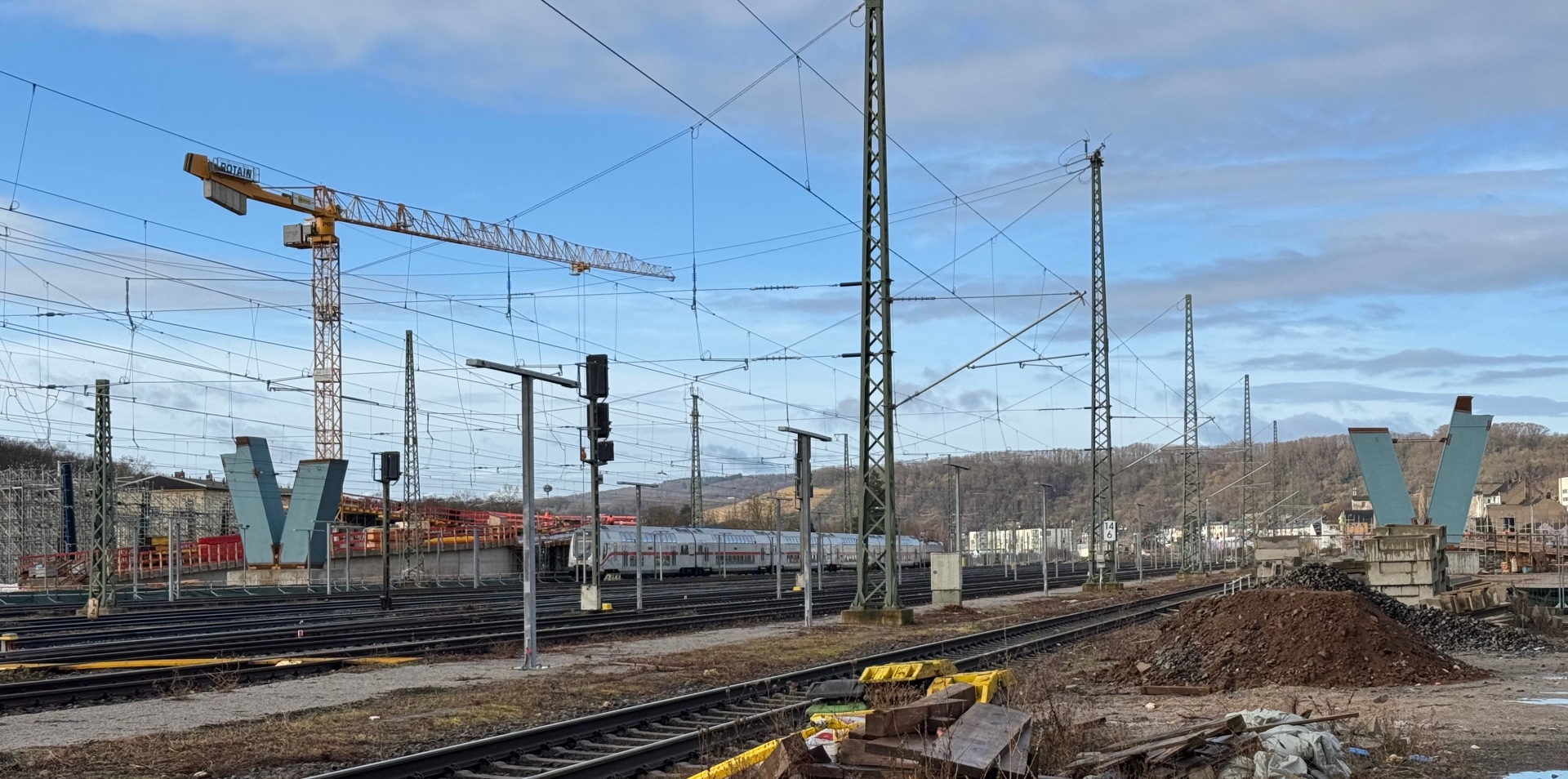 Die Arbeiten an der neuen Geh- und Radwegbrücke verlaufen im Zeitplan. Im März sollen bereits Brückenteile eingehoben werden. 