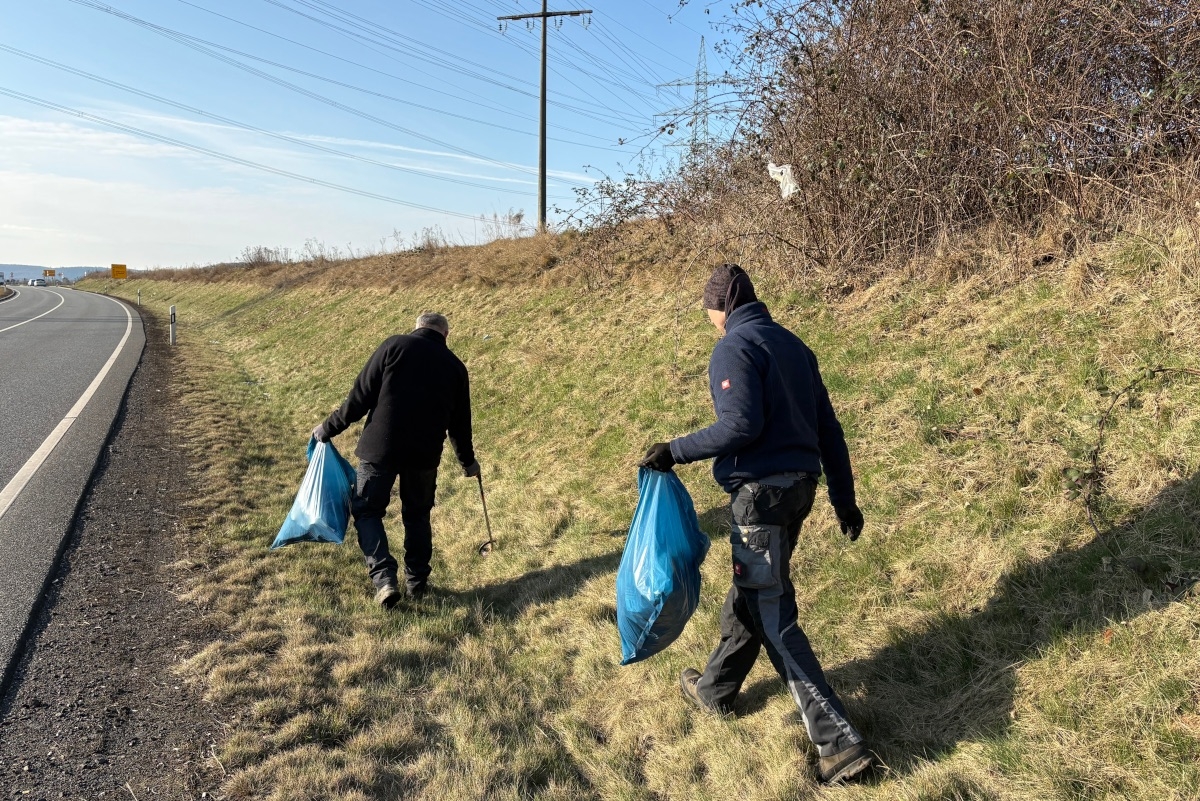 Helfer beim Dreck-weg-Tag 2025 sammeln Müll am Fahrbahnrand auf. Am 14.03.2026 heißt es wieder: Nicht wegschauen, sondern mit anpacken – für ein sauberes Koblenz.