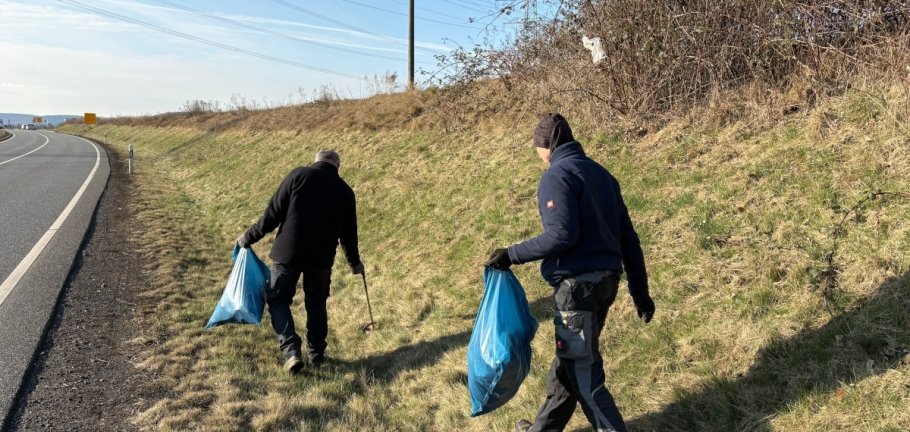 Helfer beim Dreck-weg-Tag 2025 sammeln Müll am Fahrbahnrand auf. Am 14.03.2026 heißt es wieder: Nicht wegschauen, sondern mit anpacken – für ein sauberes Koblenz.