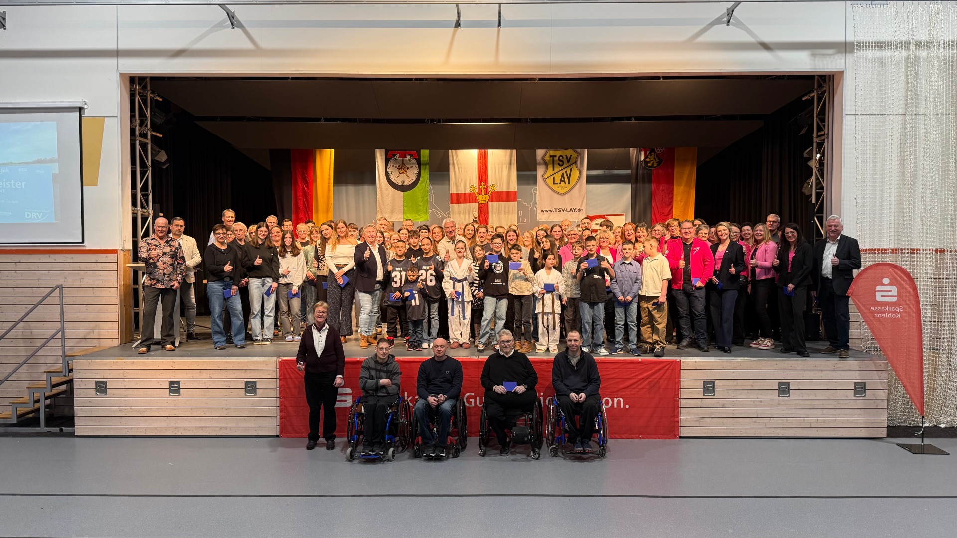 151 Athletinnen und Athleten aus 20 Koblenzer Verein wurden dafür geehrt, im Jahr 2025 den ersten bis dritten Platz bei Deutschen-, Europa- oder Weltmeisterschaften belegt zu haben. 