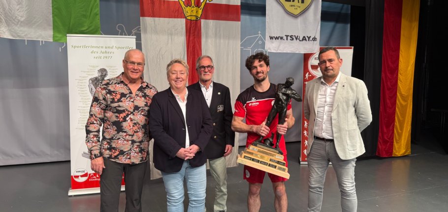 Angelo Schall (2. von rechts) durfte sich über die Trophäe „Sportler des Jahres 2025“ freuen. Zu den ersten Gratulanten zählten (von links) Axel Verhagen (1. Vorsitzender Stadtsportverband Koblenz), Ulrike Mohrs (Bürgermeisterin Stadt Koblenz), Lutz Itschert (Vorsitzender Koblenzer Ruderclub Rhenania e.V. - Stifter der Geheimrat-Wilhelm-Rautenstrauch-Trophäe) und Jörg Pfeffer (Amtsleiter Sport- und Bäderamt).  