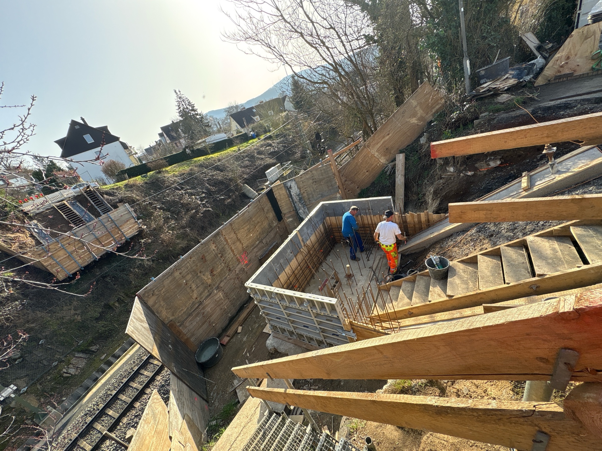 Derweil werden die zukünftigen Widerlager eingeschalt. 