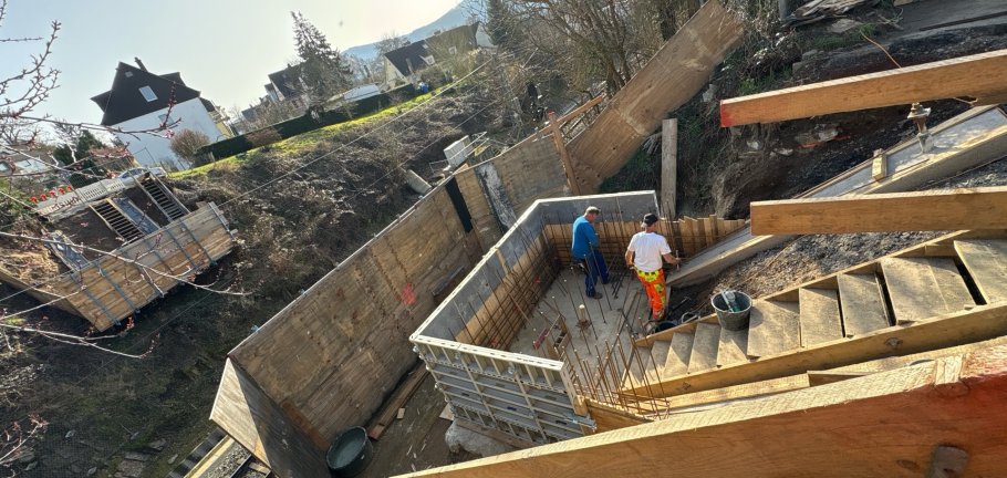 Derweil werden die zukünftigen Widerlager eingeschalt. 