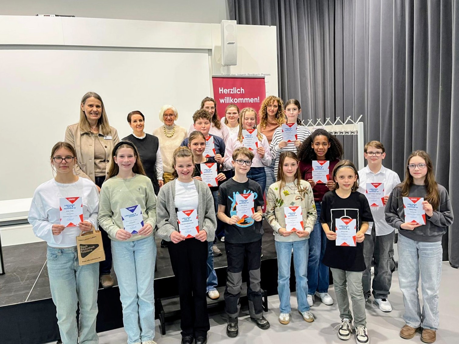 Bibliotheksdirektorin Susanne Ott (hintere Reihe, 1. Links) mit den teilnehmenden Kindern und der Jury