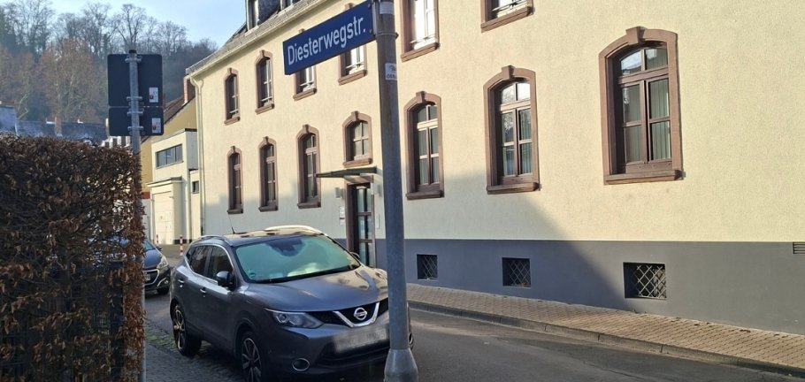 Die Kanalbauarbeiten starten im Bereich der Diesterwegstraße unter Vollsperrung. Die Kanalbauarbeiten starten im Bereich der Diesterwegstraße unter Vollsperrung.