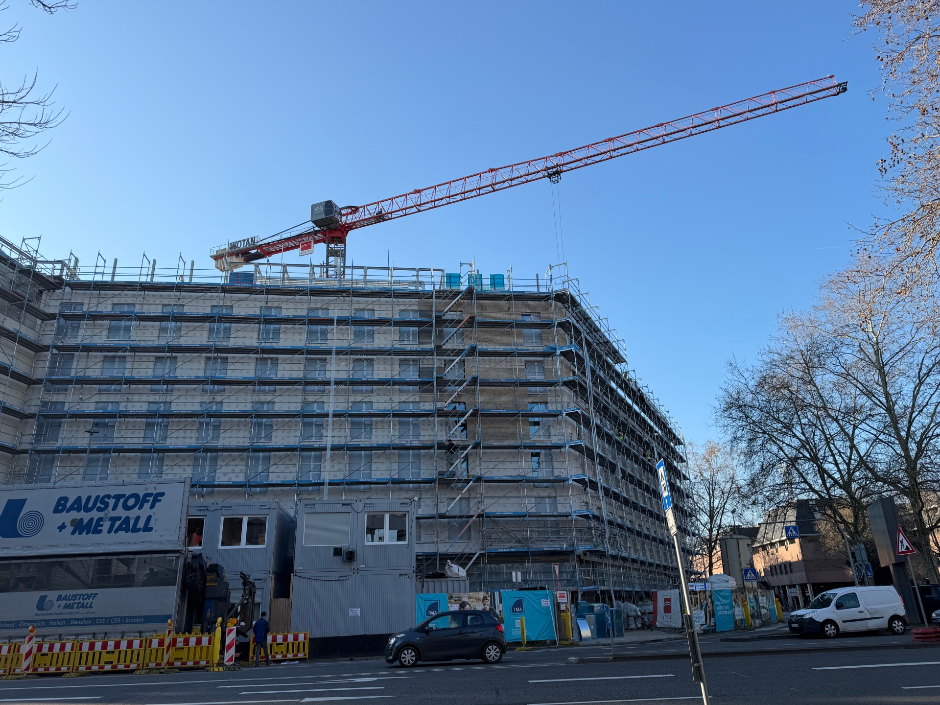 Für den Abbau des Krans sind verkehrliche Einschränkungen im Kreuzungsbereich leider unumgänglich. 