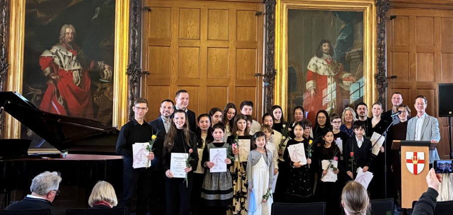18 Jugend musiziert - Preisträger der Musikschule der Stadt Koblenz präsentierten kürzlich ihr Können mit einem hochkarätigen Programm im Historischen Rathaussaal. 18 Jugend musiziert - Preisträger der Musikschule der Stadt Koblenz präsentierten kürzlich ihr Können mit einem hochkarätigen Programm im Historischen Rathaussaal.