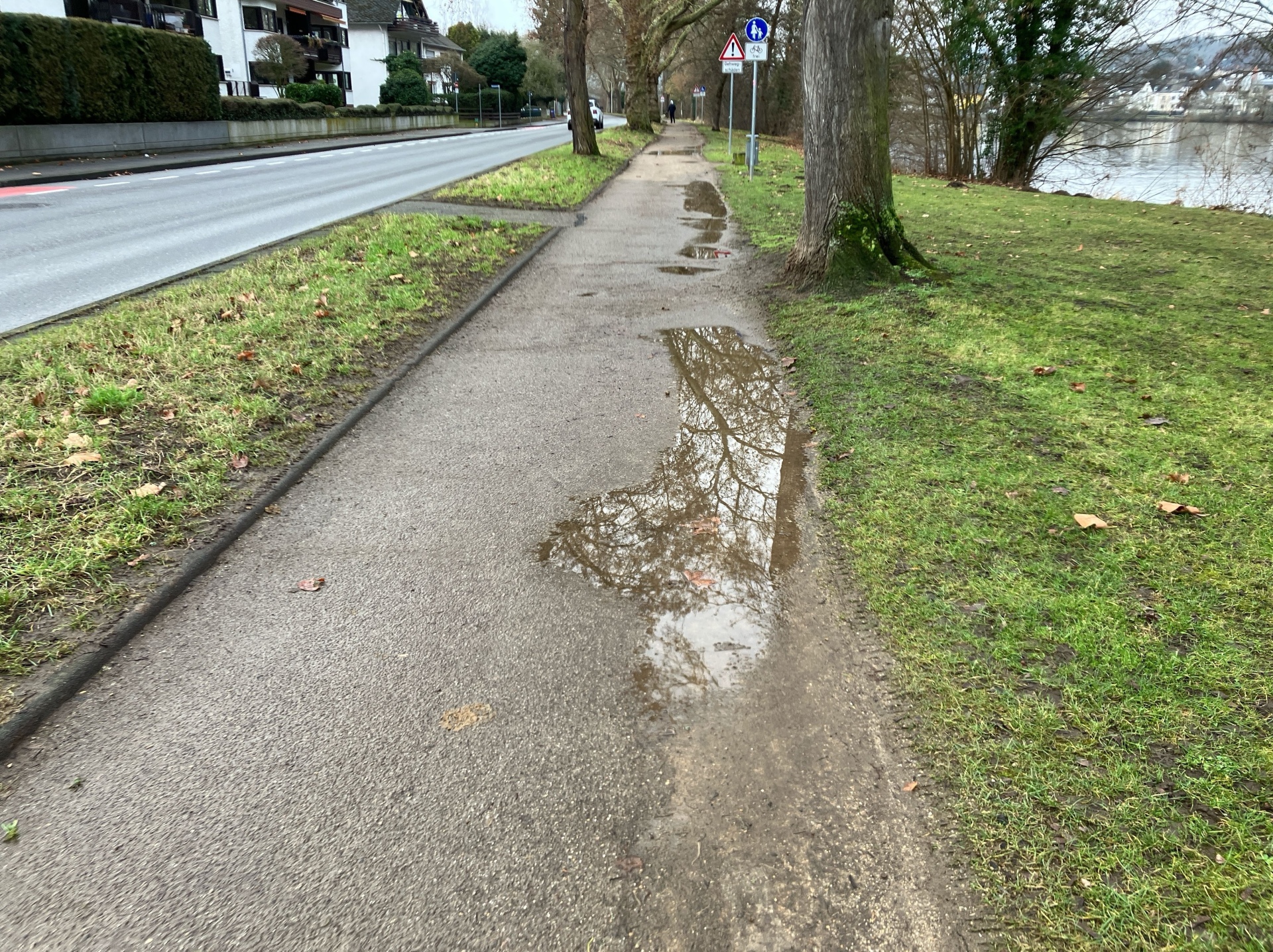 Der derzeitige gemeinsam genutzte Fuß- und Radweg am Moselufer weist Schäden auf, die im Zuge des Ausbaus beseitigt werden. 