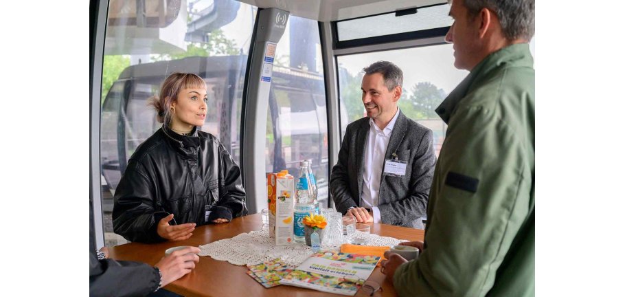 Franka Rössel im Gespräch mit David Langner und Henning Pätzold (von links nach rechts) beim Fairen Seilbahnfrühstück.