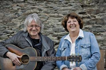 Autorin Gabriele Keiser mit Gitarrist Mandref Pohlmann.