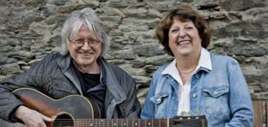 Autorin Gabriele Keiser mit Gitarrist Mandref Pohlmann.