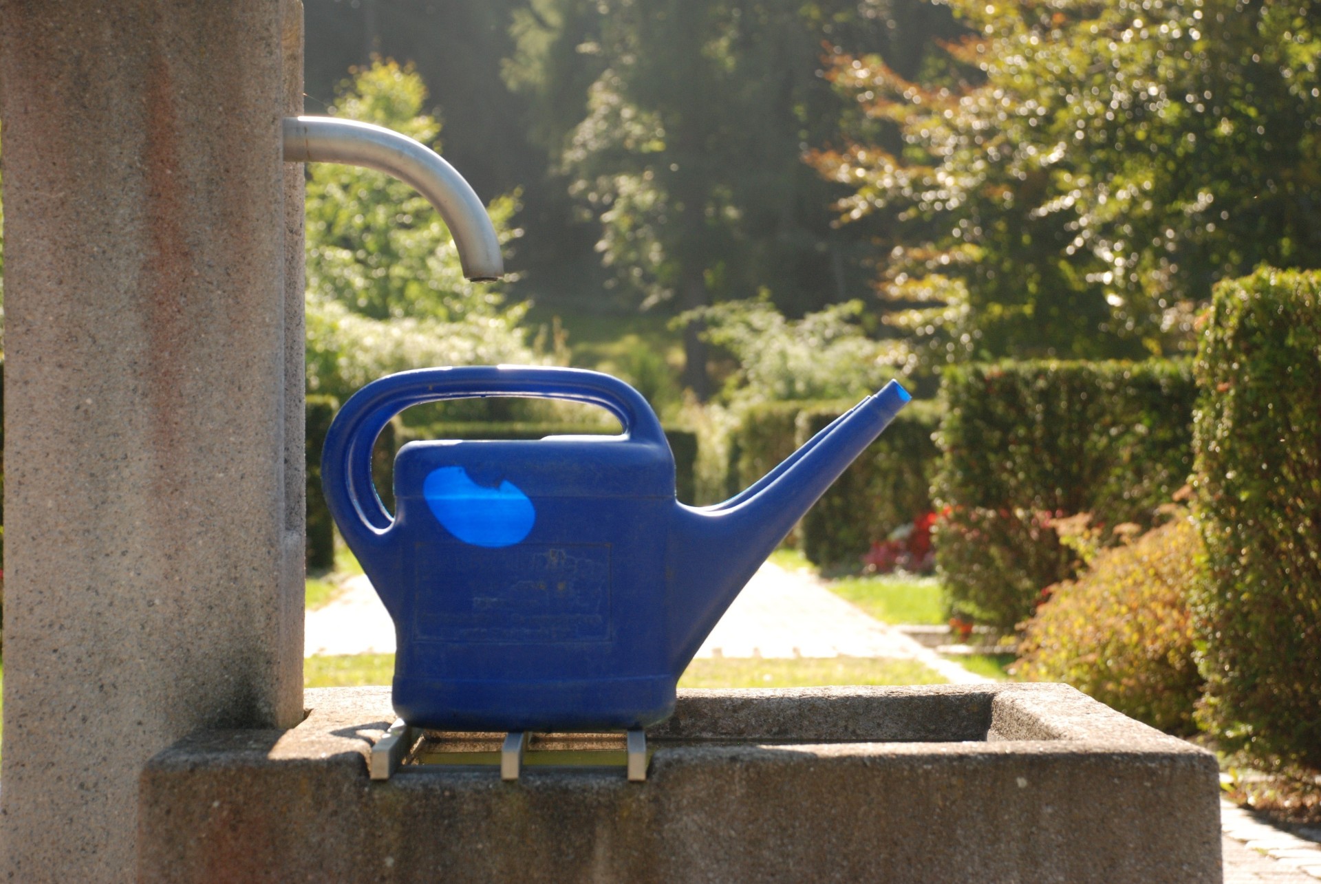 Symbolbild: Wasserkanne auf Friedhof