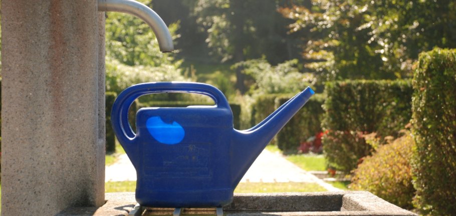 Symbolbild: Wasserkanne auf Friedhof Symbolbild: Wasserkanne auf Friedhof