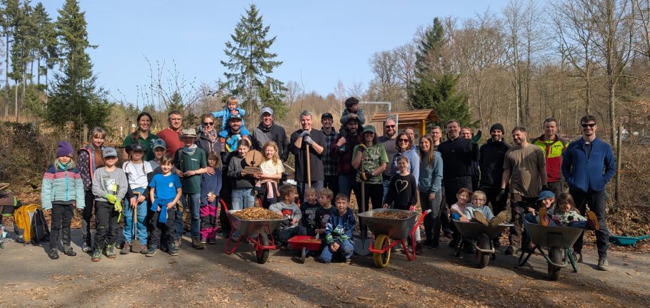 Zahlreiche Helferinnen und Helfer der Mountainbikeinitiative Koblenz kamen zusammen, um sich für den regionalen Wald zu engagieren. Zahlreiche Helferinnen und Helfer der Mountainbikeinitiative Koblenz kamen zusammen, um sich für den regionalen Wald zu engagieren.