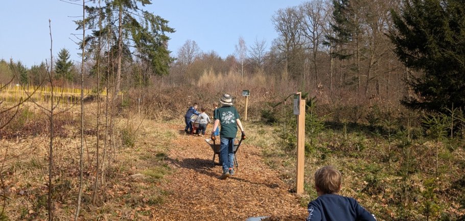 Außerdem wurde der Weg im Klimawald instandgesetzt. Außerdem wurde der Weg im Klimawald instandgesetzt.