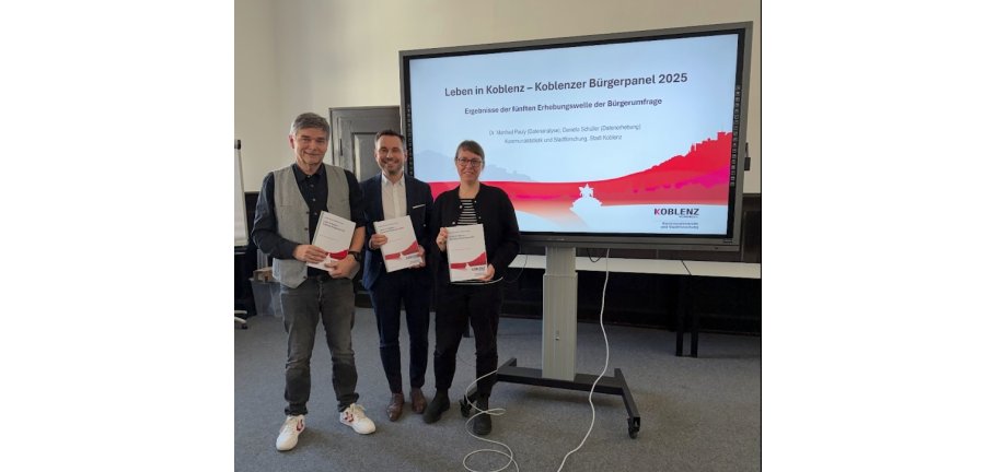 Stellten das Bürgerpanel vor: (v. l.) Dr. Manfred Pauly, Oberbürgermeister David Langner, Daniela Schüller