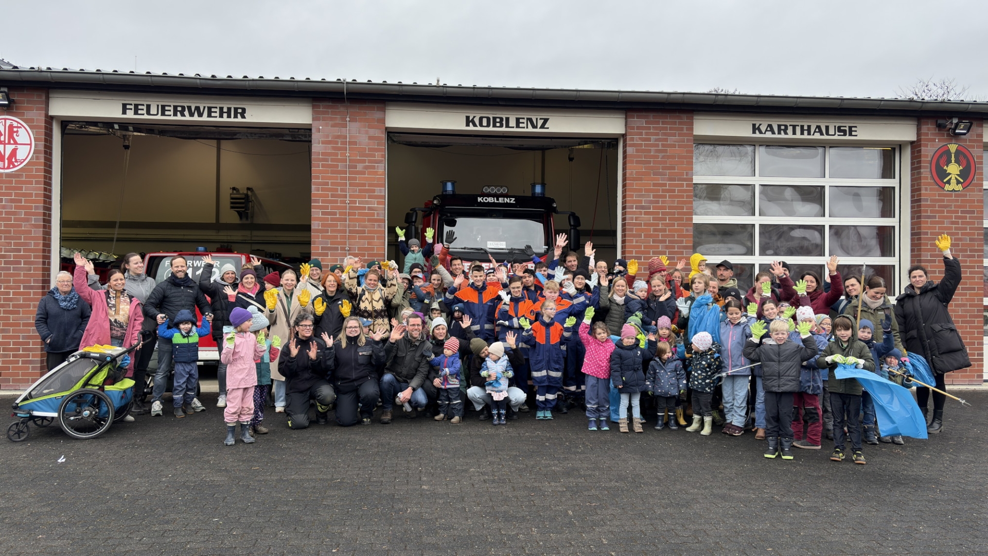 Ein Teil der Helferinnen und Helfer am Feuerwehrgerätehaus auf der Karthause