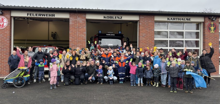 Ein Teil der Helferinnen und Helfer am Feuerwehrgerätehaus auf der Karthause