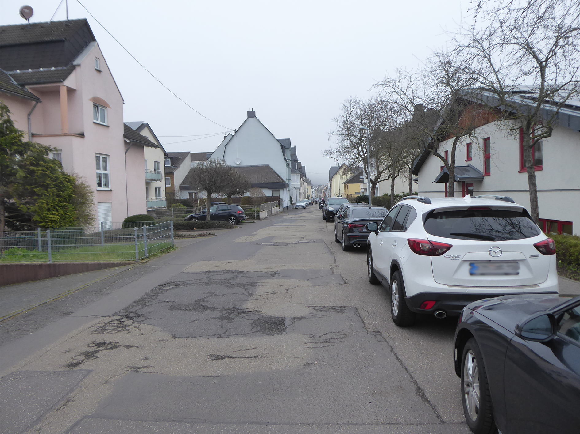 Die Straßenschäden in der Gulisastraße in Koblenz-Güls werden im Zuge des Ausbaus beseitigt. 