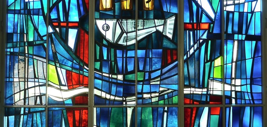 Erst durch einfallendes Licht entfaltet das Apsisfenster von Heinz Kassung aus der ehemaligen Kapelle auf dem Oberwerth seine volle Wirkung. Erst durch einfallendes Licht entfaltet das Apsisfenster von Heinz Kassung aus der ehemaligen Kapelle auf dem Oberwerth seine volle Wirkung.