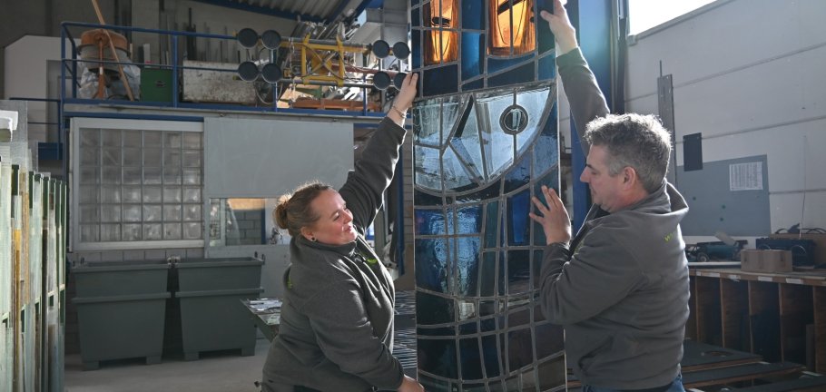 Ingo Caspary und Lena Bentley begutachten das Buntglasfenster, das Dank der Koblenzer Kultur Stiftung einen neuen Platz in der Kapelle des Bezirksfriedhofs Metternich bekommt. Ingo Caspary und Lena Bentley begutachten das Buntglasfenster, das Dank der Koblenzer Kultur Stiftung einen neuen Platz in der Kapelle des Bezirksfriedhofs Metternich bekommt.